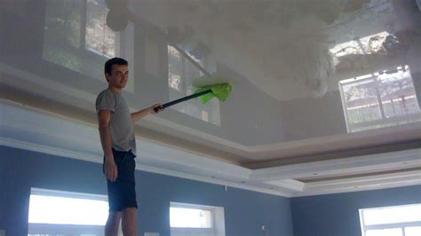 Как помыть натяжной потолок глянцевый без разводов