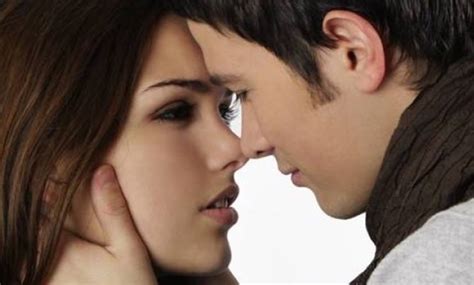 Как понять что мужчина хочет тебя поцеловать