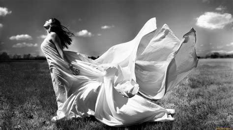 На ветру белое платье текст